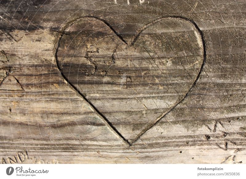 in Holz geritztes leeres Herz verwittert verewigen Liebe Erinnerung Liebeserklärung herzlich erinnerungsphoto Traurigkeit Andenken Erinnerungsfoto vergessen