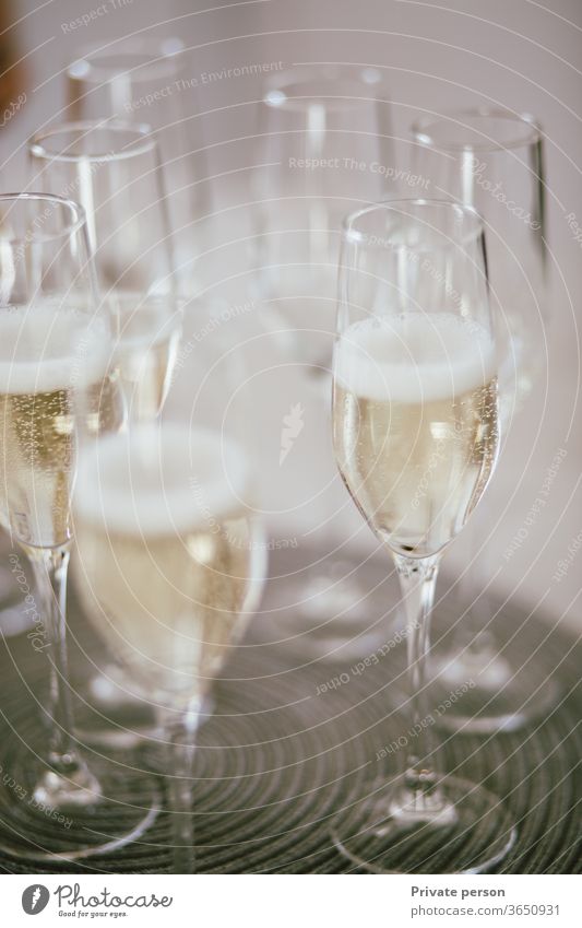 Feiern mit Champagner Glas Wein Geschirr Besteck Feiertag festlich schön elegant Hintergrund Veranstaltung Hochzeit Party Tisch trinken Restaurant Design
