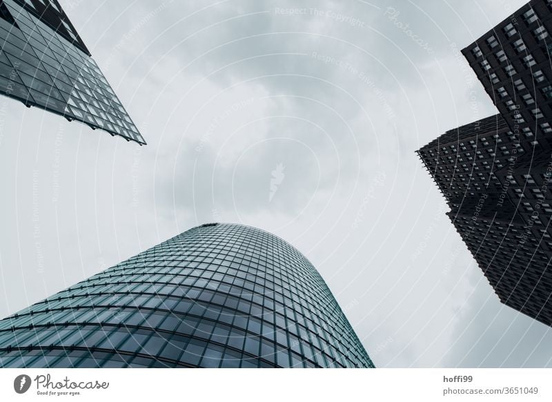 Wolkenkratzer mit Wolken Hochhaus Fassade Architektur Himmel modern Glas Gebäude Bürogebäude Bauwerk drei Wolkenhimmel bedekt Stadtzentrum Bankenviertel