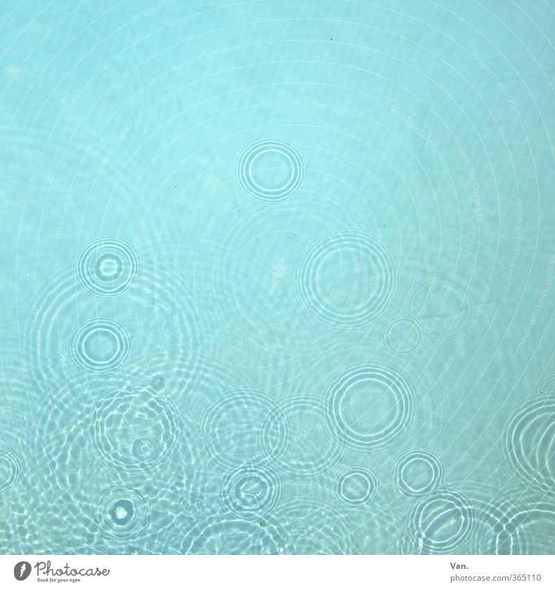 Abkühlung Wasser Wassertropfen Sommer Regen frisch nass rund blau Kreis Schwimmbad Farbfoto Gedeckte Farben Außenaufnahme abstrakt Muster Menschenleer