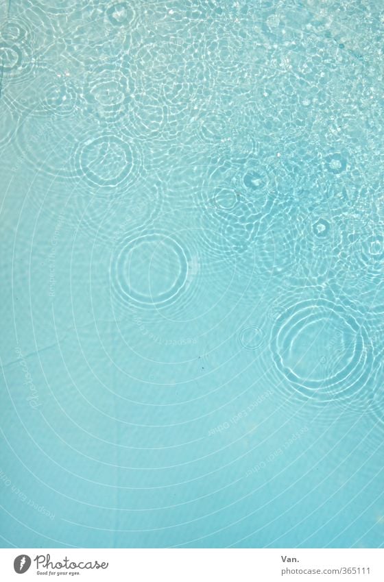 Wasserspiel Urelemente Wassertropfen Regen Schwimmbad nass rund blau Kreis Farbfoto Außenaufnahme Menschenleer Textfreiraum unten Hintergrund neutral Tag
