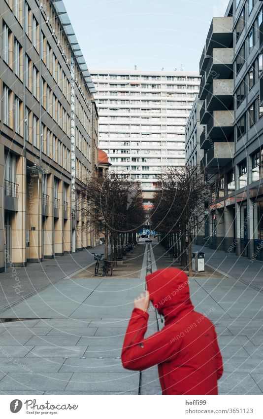ein Mensch mit roter Jacke schleicht durch Mitte und durchs Bild rote jacke rote Kaputze Berlin Berlin Mitte Allee Hauptstadt Berlin-Mitte Stadtzentrum