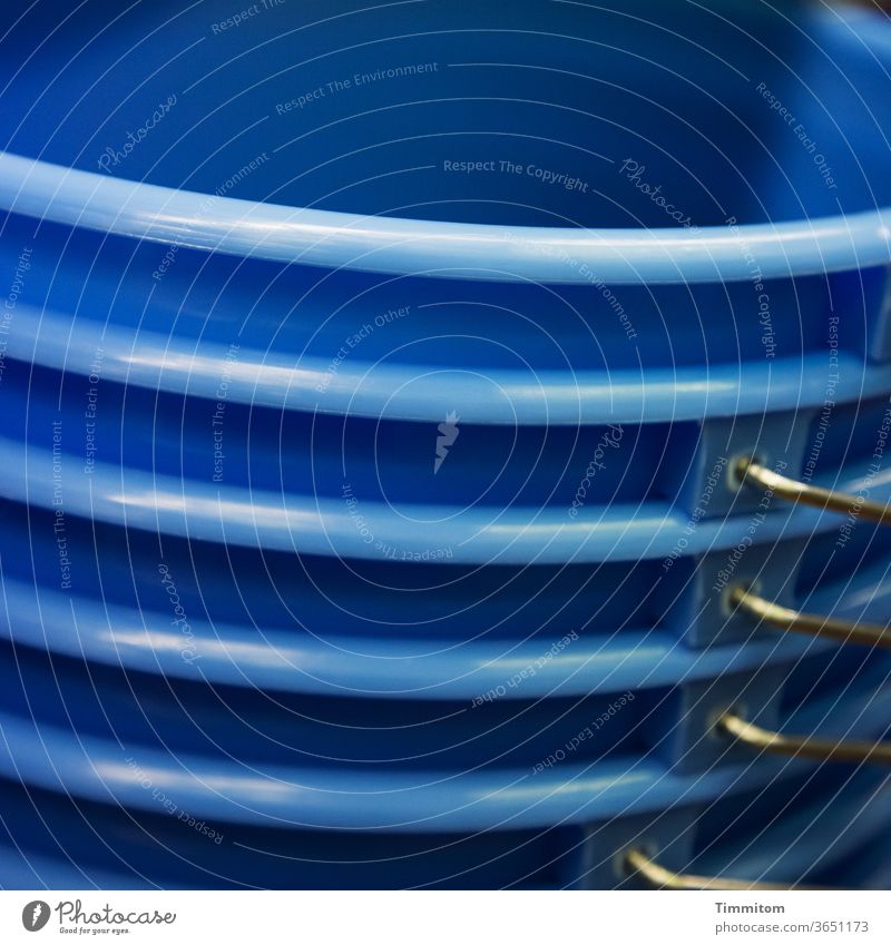 Eimer im Eimer Kunststoff blau glänzend Eimerbügel Metall Farbfoto Menschenleer Detailaufnahme Rundung Linien stapeln