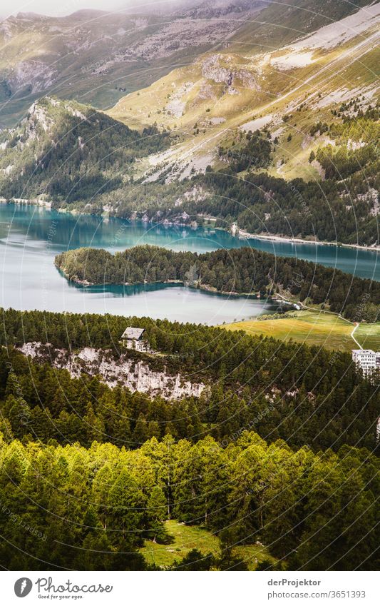 Blick auf den Silsersee im Engadin in Graubünden am Morgen Sonnenstrahlen Tag Licht Außenaufnahme Alpen Natur Naturschutzgebiet anstrengen Umwelt wandern