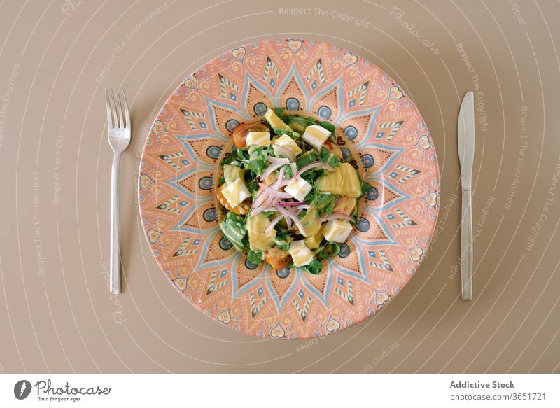 Köstlicher Salat mit Mozzarella und Basilikumblättern mit Soße beträufelt Salatbeilage Zwiebel Lebensmittel lecker Mittagessen Abendessen Gastronomie Speise