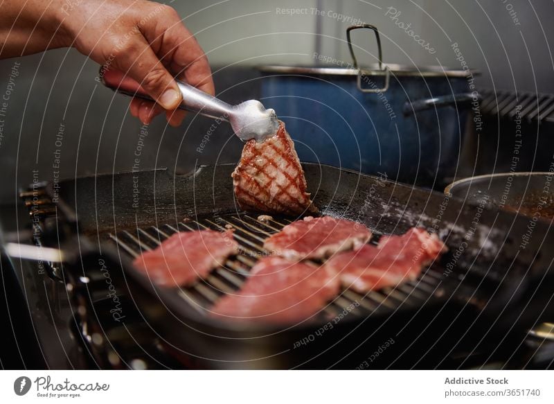 Anonymes Braten von Rinderfilets auf der Grillpfanne Küchenchef Rindfleisch Filet Grillrost Pfanne Koch kulinarisch Prozess Speisekarte vorbereiten Lebensmittel