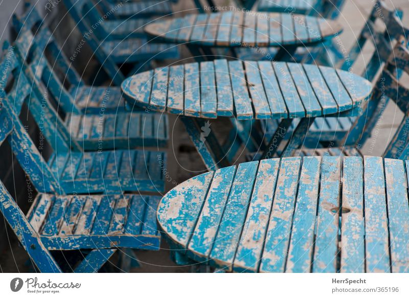 Vintage Blue Möbel Stuhl Tisch Berlin alt trendy trashig Stadt blau Menschenleer Einsamkeit Café Straßencafé Farbstoff Blauton abblättern used look altehrwürdig