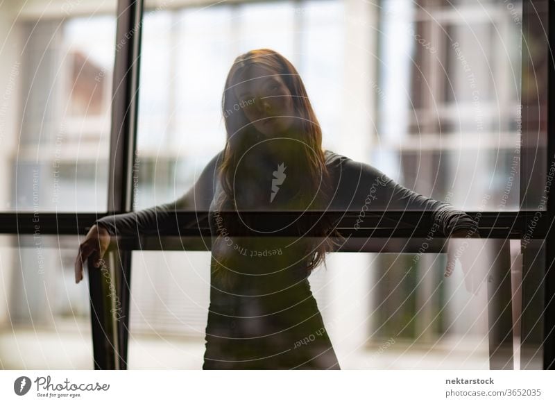 Attraktive Frau hinter Fenster Glastrennwand eine Person Mädchen Junge Frau Silhouette Dreiviertellänge Kontemplation Gedanke in die Kamera schauen