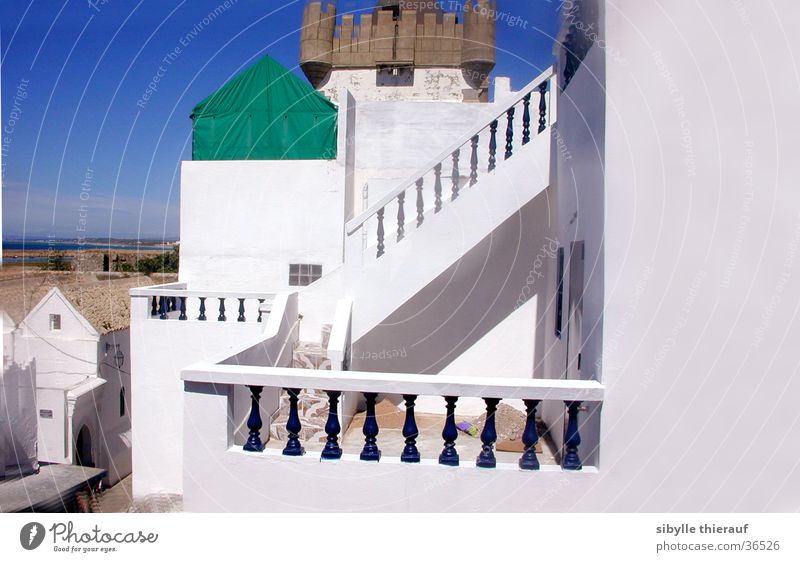 in Assilah Gebäude weiß Wand Licht Architektur Aussicht Geländer Treppe Turm Marocco