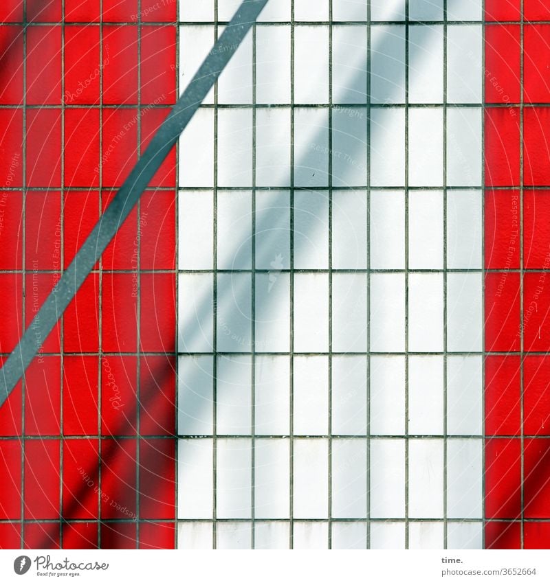 Aufzugschacht urban fassade perpektive grau quer parallel waagerecht inspiration oberfläche sonnig schattig metall rot linien stadt fliesen kacheln diagonal