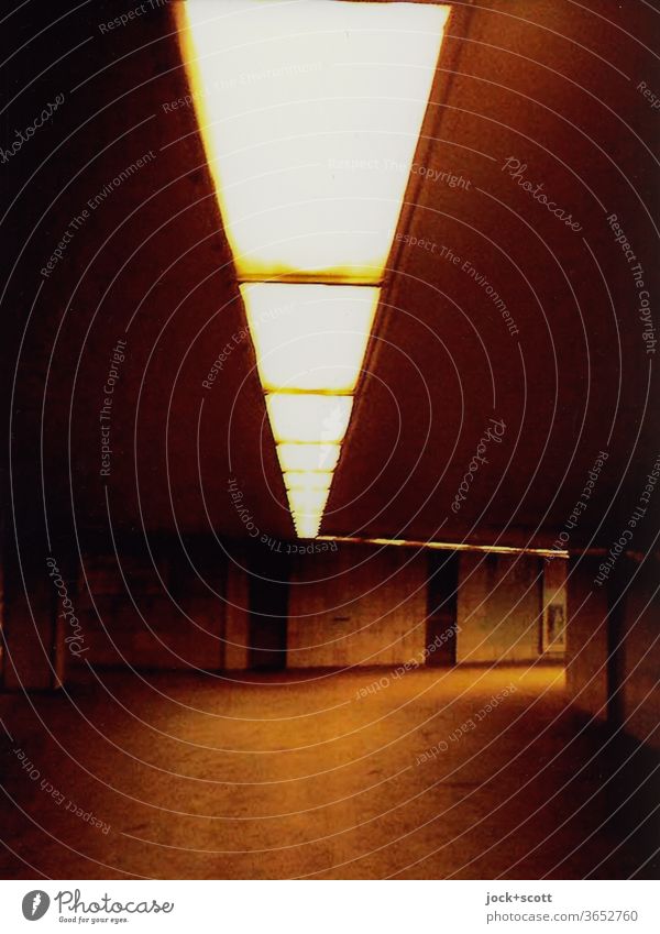 vage unter dem Moritzplatz Gang Untergrund Beleuchtung unterirdisch dunkel Tunnel Architektur Wege & Pfade Low Key Deckenbeleuchtung Kunstlicht richtungweisend