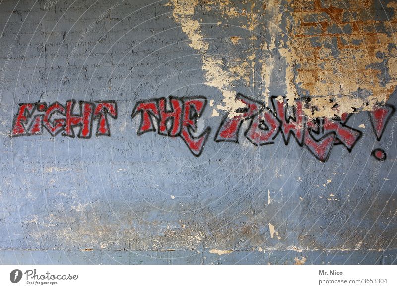 Kämpfe gegen die Macht ! Graffiti Wand Schriftzeichen Fassade Gebäude grau Schriftzug Schriftzeichen und Buchstaben dreckig powerful kämpfen Politik & Staat