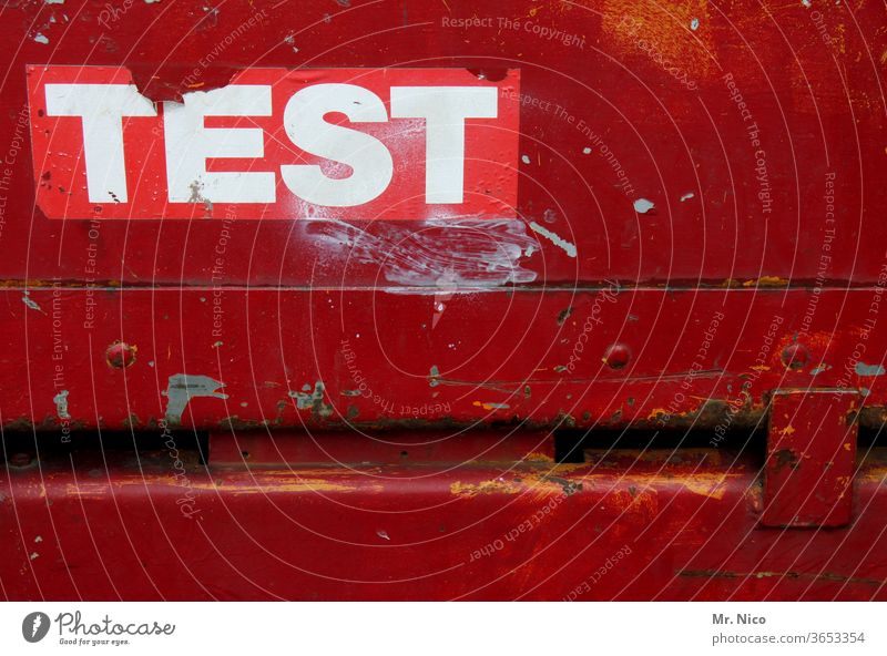 Trash| I Test test rot Text Schrift Symbol Oberfläche Sprache Fassade Deutsch Schriftzeichen Wort Buchstaben Schilder & Markierungen Typographie Hinweisschild