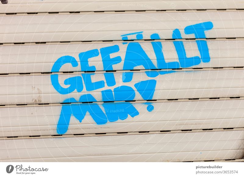 Rolladen mit Botschaft  gefällt mir Gefällt mir Graffiti blau beige Fenster geschlossen Außenaufnahme Schriftzeichen Farbfoto Menschenleer Tag erfreut positiv