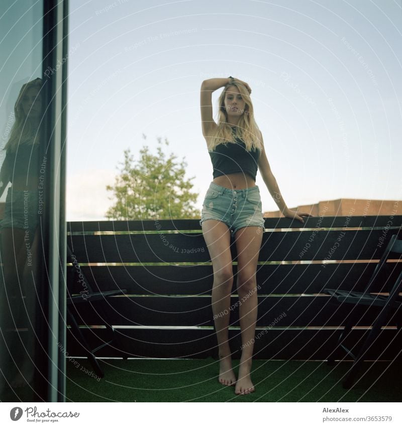 analoges Ganzkörper- Portrait einer jungen, blonden, barfüßigen Frau auf einem Balkon junge Frau schön schlank langhaarig ästhetisch Sommer Schönes Wetter Model
