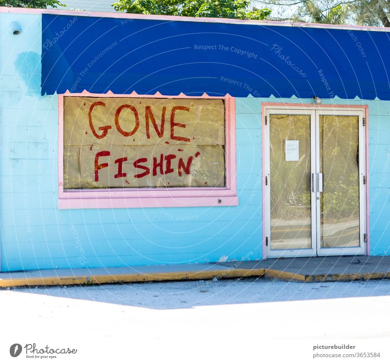 Geschlossener Laden mit Abwesendheitshinweis Gone Fishing Fenster Tür verklebt zugeklebt geschlossen gone fishing blau rosa pleite geschäftsaufgabe
