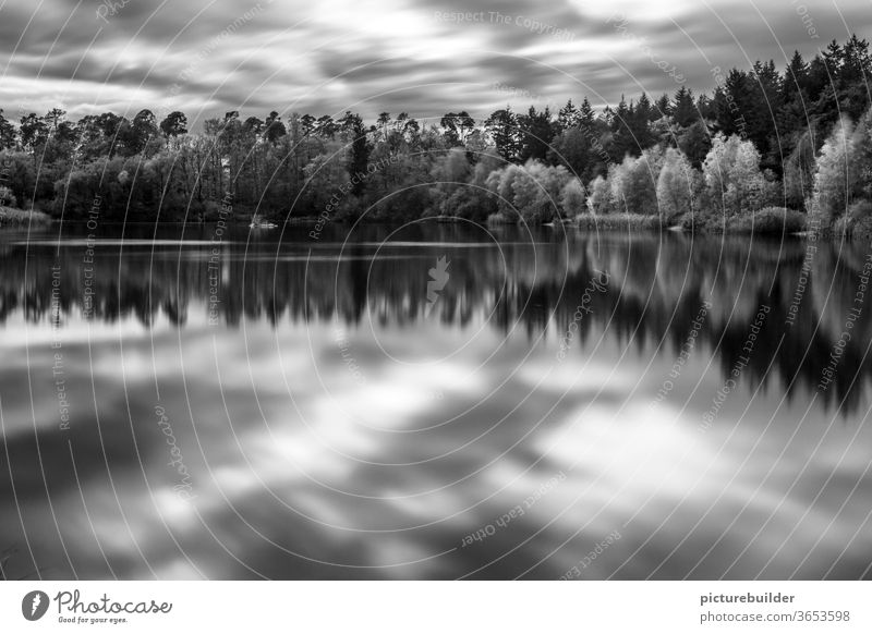 Waldsee Langzeitbelichtung See Wolken Licht Spiegelung Landschaft Natur Ufer Herbst Laub Wasser Schwarzweißfoto Tag Horizont fließende Bewegung