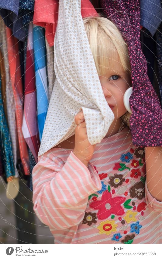 Nanu Nunnu Kind Kindheit Mädchen verstecken Versteck textil Textilien haltend Neugier Kleinkind 1 1-3 Jahre Blick niedlich Spielen entdecken beobachten