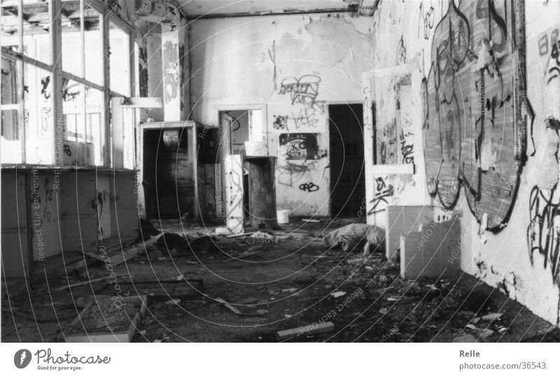 WG Zimmer zu vermieten! Raum unordentlich Wohngemeinschaft Vandalismus dreckig kaputt historisch alt Zerstörung Wohnzimmer Schwarzweißfoto