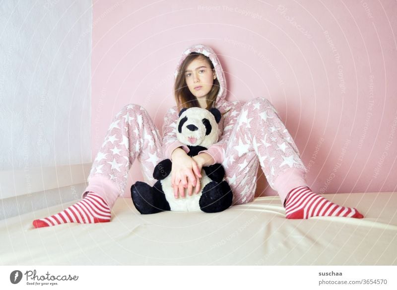 jugendliche im schlafanzug auf dem bett mit kuscheltier Jugendliche Teenager rosa Kuscheltier Pandabär Hausanzug Schlafanzug Jugendzimmer Pubertät Alleinsein