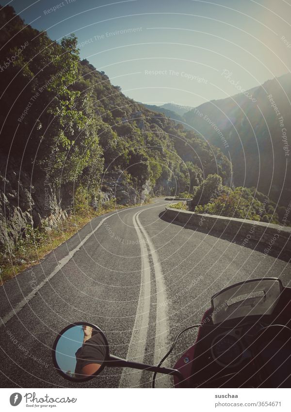 auf dem motorrad irgendwo in griechenland Motorradfahren Mitfahrer in den Bergen Urlaub Ferien Ferien & Urlaub & Reisen verreisen Reisende Serpentinen