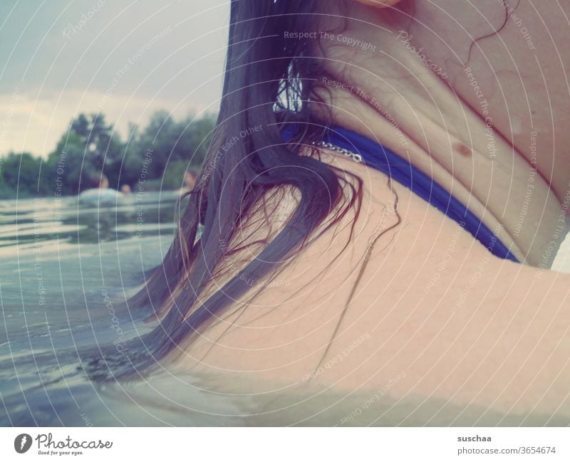 nasse schulter eines teenagers im seewasser Sommer See baden zu hause bleiben Urlaub zu Hause Seebad schwimmen Abkühlung Haut Haare Schulter Hals Mädchen