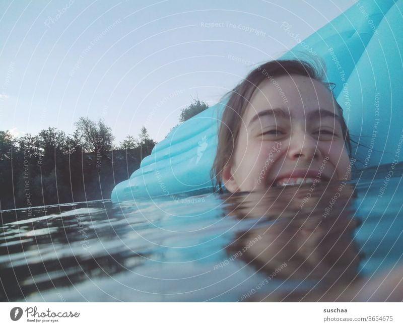lachende jugendliche im seewasser mit luftmatratze Sommer See baden zu hause bleiben Urlaub zu Hause Seebad schwimmen nass Abkühlung Mädchen Teenager