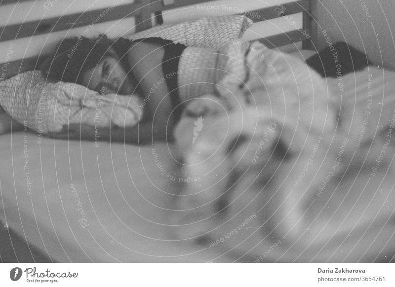 Chillen im Urlaub in Berlin schlafen Bett Morgen natürlich Filmmaterial Schwarzweißfoto Schlafzimmer träumen Mädchen früher Morgen Freundin Filmfotografie