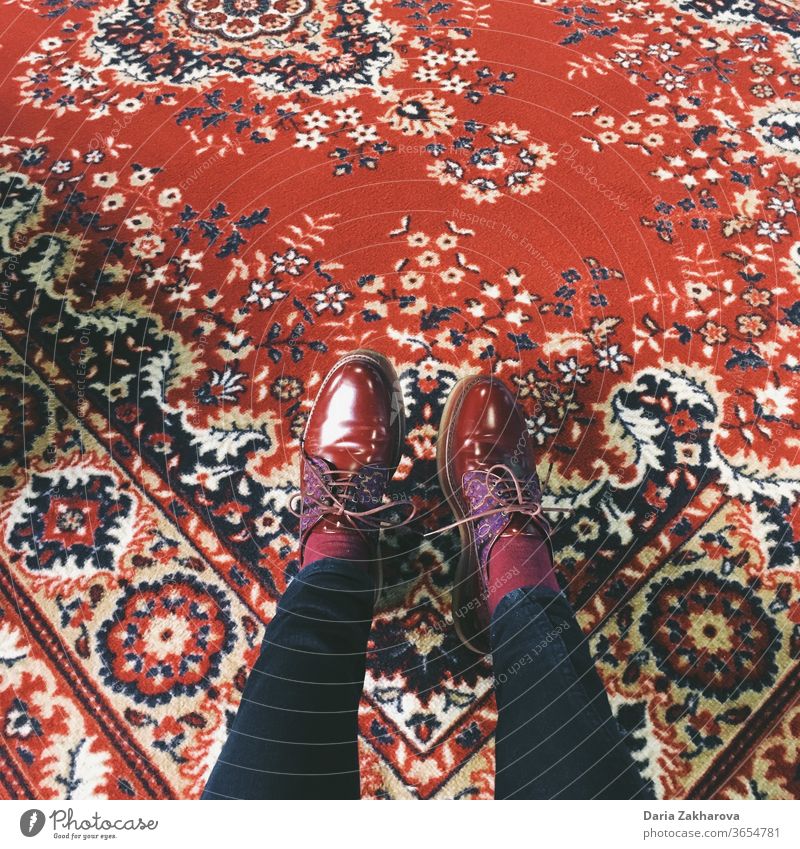 rote Schuhe auf rotem sowjetischen Teppich Perfekte Übereinstimmung Fuß Beine Bodenbelag Sowjet kastanienbraun Hose Frau Bekleidung feminin Jeanshose Farbfoto