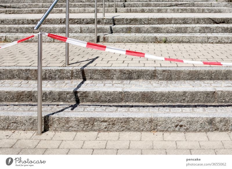 aufstieg und fall | gegensätze Treppe Stufen Sperrband Steintreppe Beschränkung unfrei Verbot Hindernis Aufstieg Fall Corona Virus Sperre COVID Pandemie