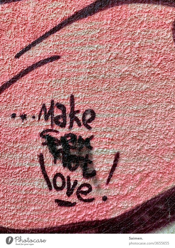 Urbane Rmontik Liebe Wand Graffiti Mauer Farbfoto Außenaufnahme Schriftzeichen Menschenleer Zeichen Herz Verliebtheit Textfreiraum oben Sympathie Fassade Glück