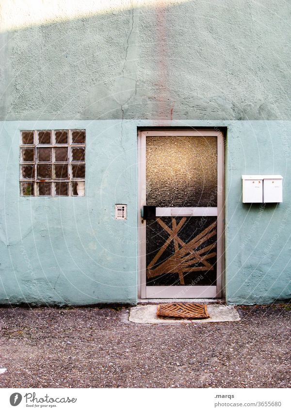 Eingang Haus Wand Fassade Tür alt trist Gebäude dreckig geschlossen Fenster Briefkasten kaputt blau grün Vandalismus
