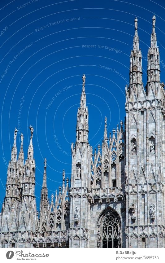 Die Fassade des Mailänder Doms vor blauem Himmel. Italien Mailand Architektur Europa Stadt Außenaufnahme Tourismus Ferien & Urlaub & Reisen historisch Altstadt