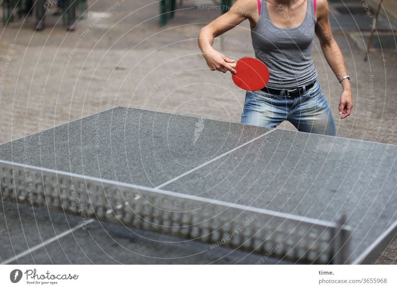 der Ball will fliegen | Druckerzeugnis tischtennis frau spielen tischtennisplatte Tischtennisschläger Tischtennistisch draußen freizeit sport ballsport muskulös