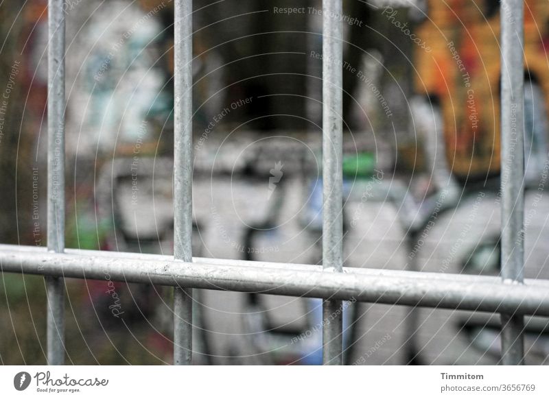 Gitter vor einem Berliner Graffiti Metall Zaun Farbe Barriere Menschenleer Außenaufnahme Buchstaben bunt
