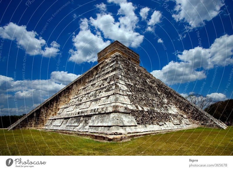 die ecke des chichen itza tempels, kukulkanisch Pflanze Wolken Baum Burg oder Schloss blau braun gelb grau grün schwarz weiß Farbe Eckstoß Schritt Treppe Maya