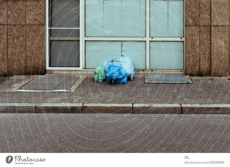müll Müll Müllentsorgung Müllsack Straße Wege & Pfade gehweg Müllabfuhr Menschenleer Umweltverschmutzung Müllbehälter Plastik Plastiktüte wegwerfen