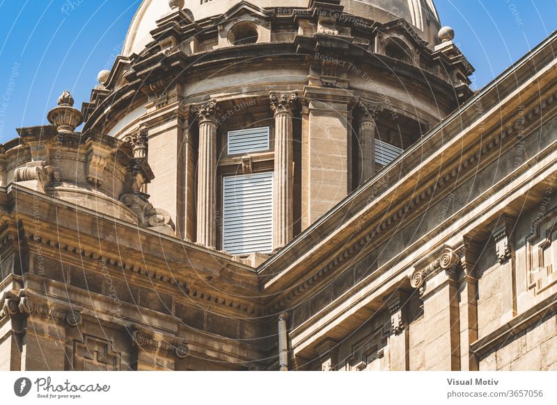Detail der zentralen Kuppel und der Gesimse des Nationalen Kunstmuseums von Katalonien in Barcelona alias MNAC Detailaufnahme Dom Dachgesims dekorativ Ornament