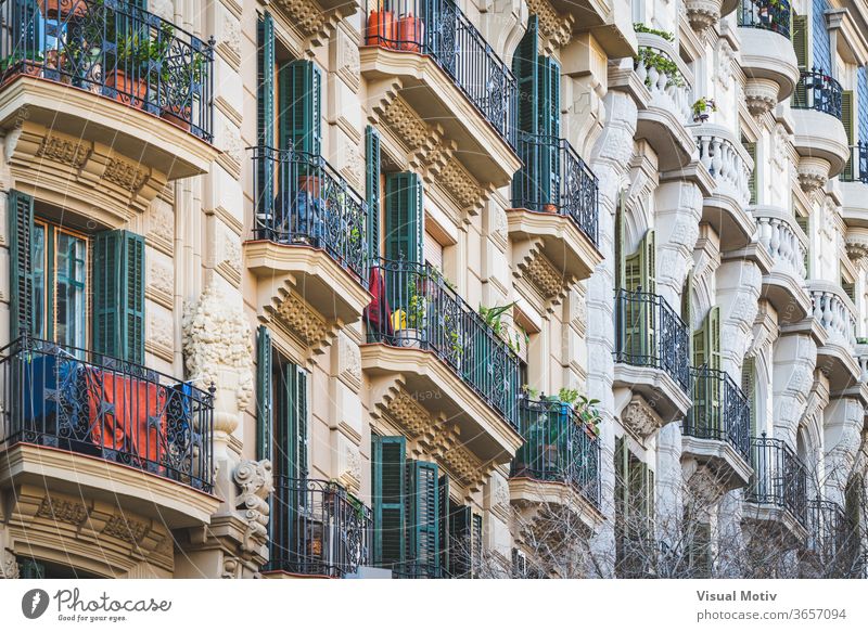 Niedrigwinkelansicht von Reihen neoklassizistischer Balkone an der Fassade eines Wohngebäudes neoklassisch Topf Pflanze Gebäude Außenseite Ornament Konstruktion