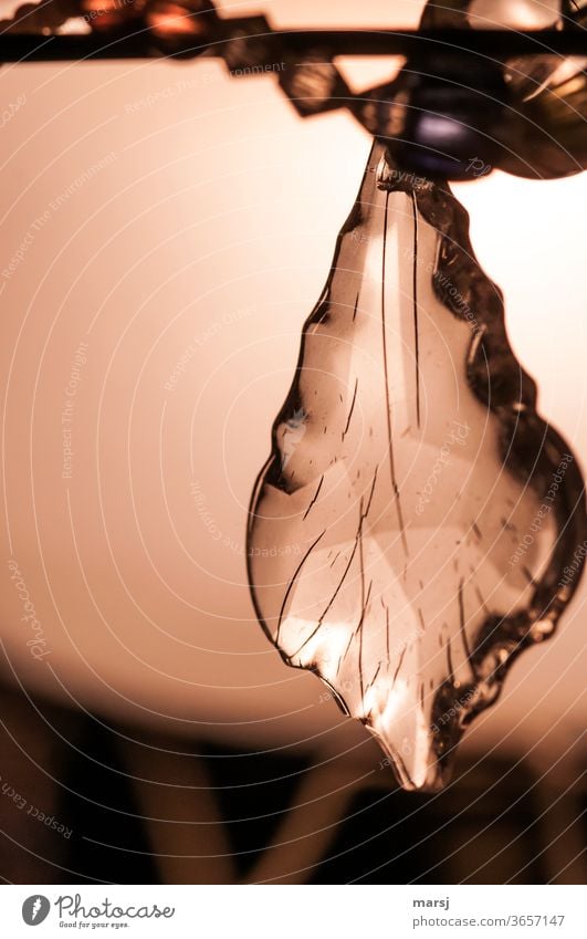 Glasschmuck mit Rissen Glasanhänger Lampenschirm durchleuchtet rissig kitschig eigenartig Licht Häusliches Leben Beleuchtung Kunstlicht leuchten Menschenleer