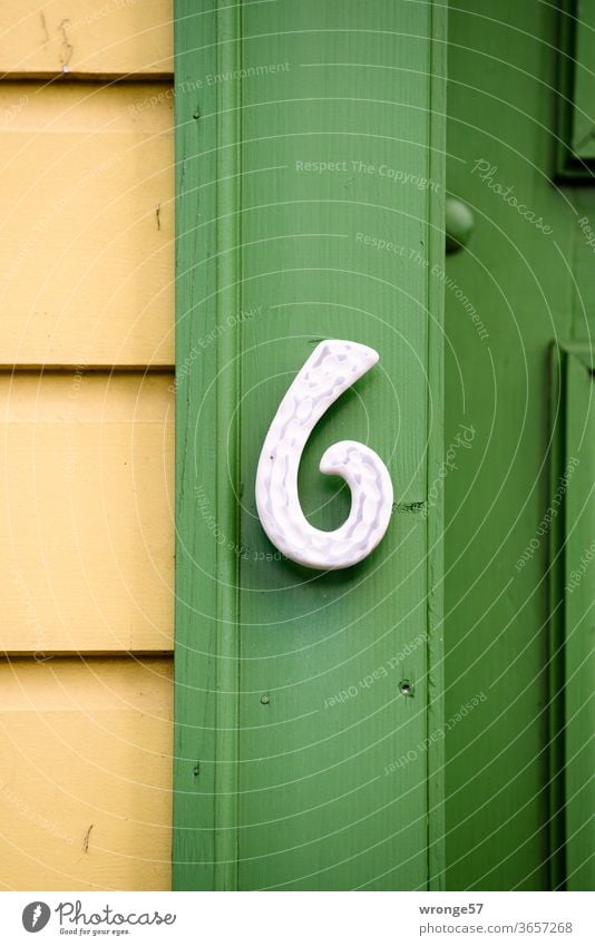 Hausnummer 6 an einem Wernigeröder Wohnhaus Zahl Ziffern & Zahlen Örtlichkeit Wand Schilder & Markierungen Außenaufnahme Farbfoto Menschenleer Fassade