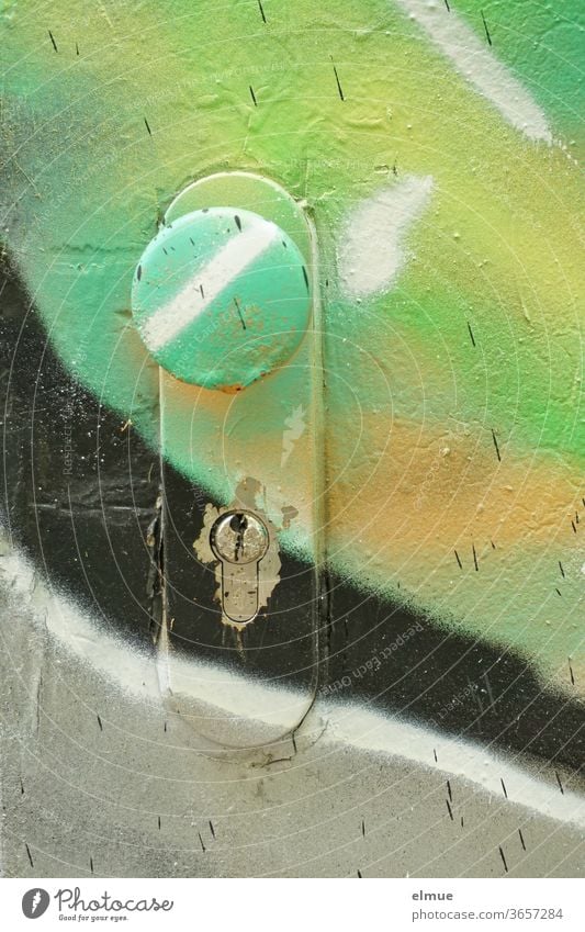 mit verschiedenen Farben besprayte Tür - Fokus auf Türknauf und Türschloss Sprayer Graffiti Vandalismus bunt Sachbeschädigung sprühen Jugendkultur Stadtleben