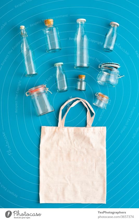 Kunststofffreie Behälter für Lebensmittel. Glasflaschen und -gläser - Draufsicht obere Ansicht Hintergrund Tasche blanko blau Großeinkauf kaufen Sauberkeit