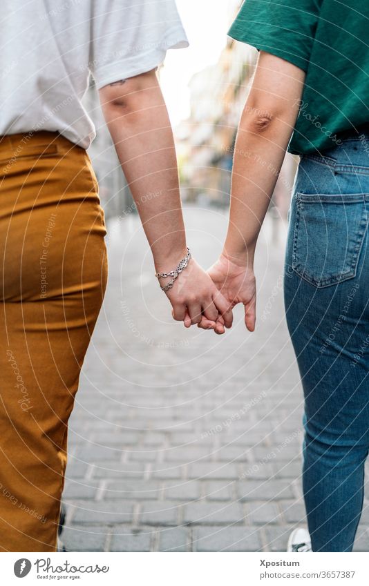 Nicht erkennbares lesbisches Paar, das Händchen hält unkenntlich Liebe Frau Frauen Homosexualität Zusammensein Erwachsener Lifestyle Menschen jung Partnerschaft