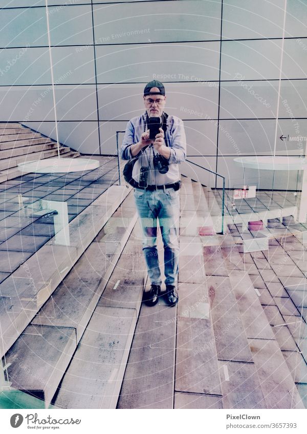Fotograf, der mit allen möglich technischen Mitteln fotografiert Mann Ein Mann allein Erwachsene photographer Porträt Kamera Selfie Treppe Glasscheibe Mensch