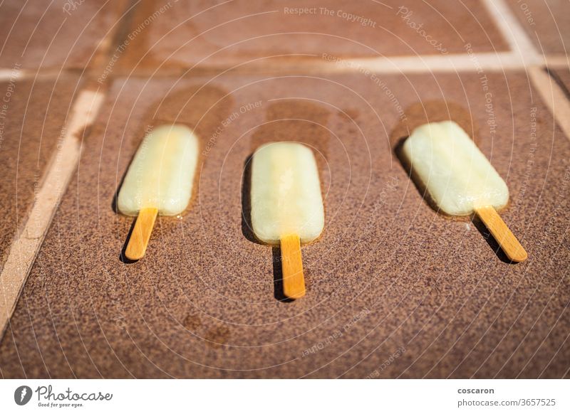 Drei auf dem Boden schmelzende Eiscremes versehentlich Hintergrund Banane Kind kalt farbenfroh Konzept Zapfen Sahne Molkerei Dessert Enttäuschung nach unten