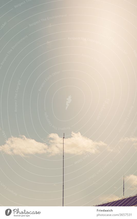 Antenne berührt die Wolke Wolken Himmel minimalistisch Tag Menschenleer Ferne Außenaufnahme Lichtschein Textfreiraum oben Sommer Schönes Wetter Hausdach