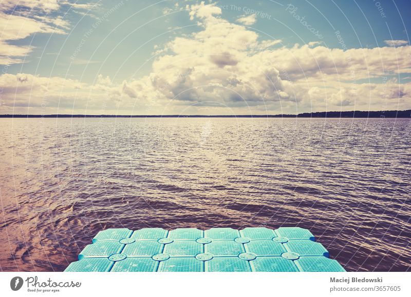 Schwimmender Plastiksteg auf dem Wasser. Pier fliegend Schiffsdeck See MEER Natur Instagrammeffekt sich[Akk] entspannen getönt gefiltert Cloud Himmel