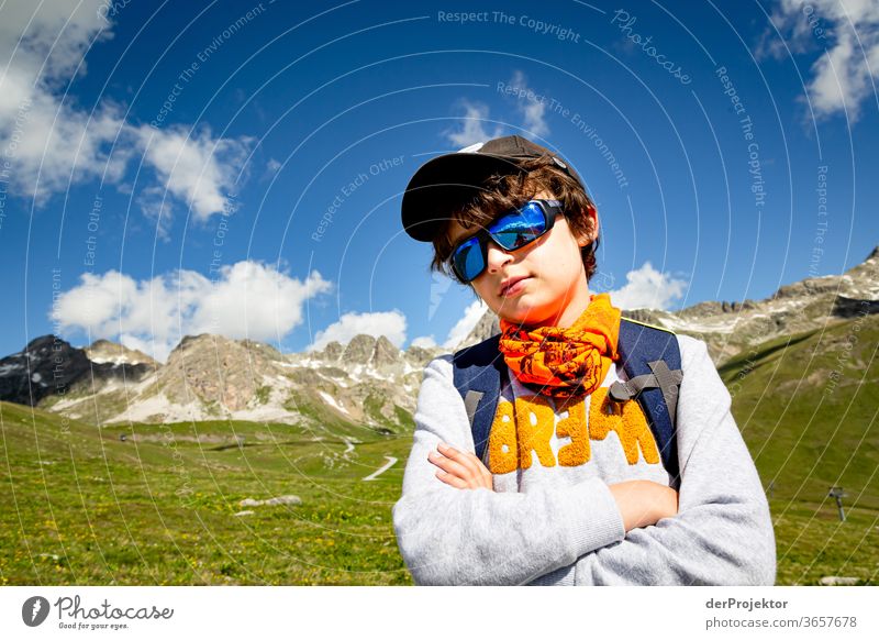 Junger Wanderer am Piz Nair St. Moritz Schweizer Alpen Graubünden Engadin wanderlust Wanderausflug Wandertag Naturschutz Ausdauer Tatkraft Willensstärke