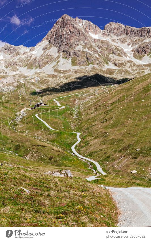 Weg am Piz Nair mit Wolkenschatten St. Moritz Schweizer Alpen Graubünden Engadin wanderlust Wanderausflug Wandertag Naturschutz Ausdauer Tatkraft Willensstärke